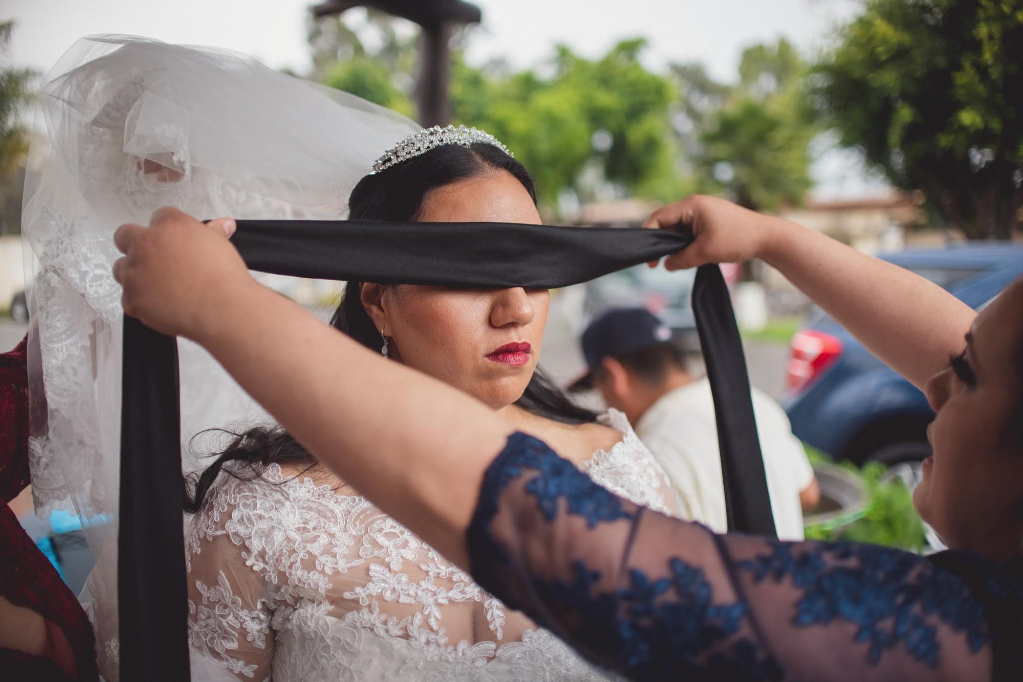 First look — novio vendado esperando a la novia