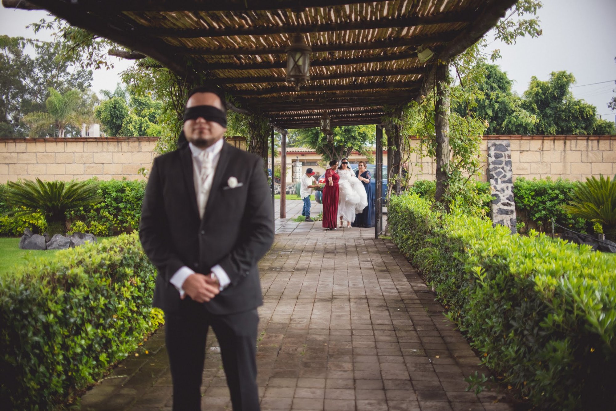Boda en Puebla — bajo el arco con iglesia al fondo